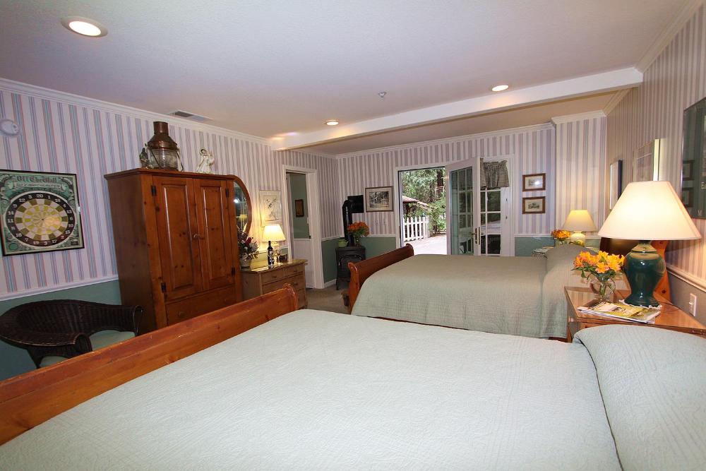 Deluxe Queen Room with Two Queen Beds (Sage) interior